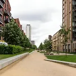 2-Bedroom Thameside Getaway